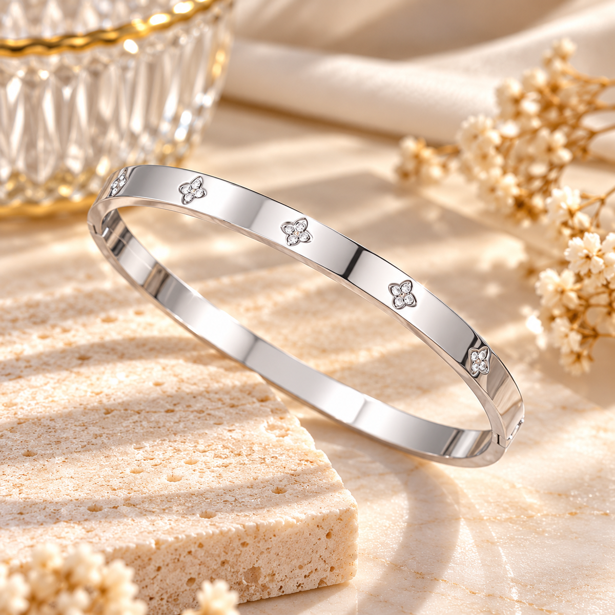 Lucky Clover Sparkle Bangle – Gold